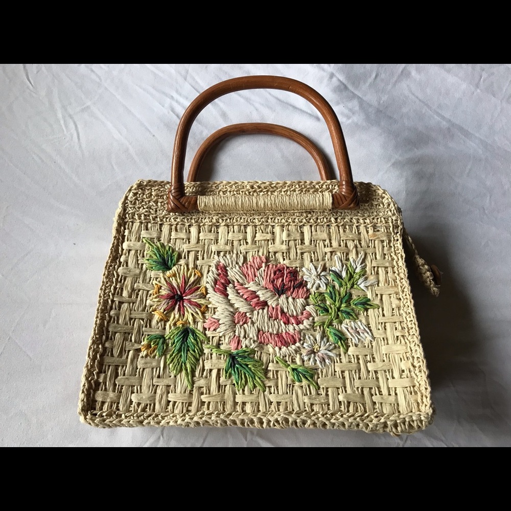 Fossil woven purse w/ flower